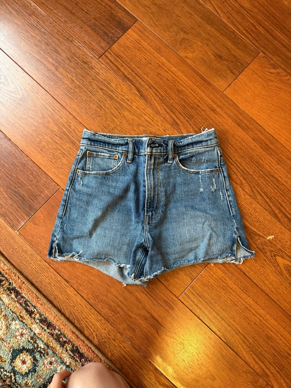 Abercrombie & Fitch 4” Mom Shorts